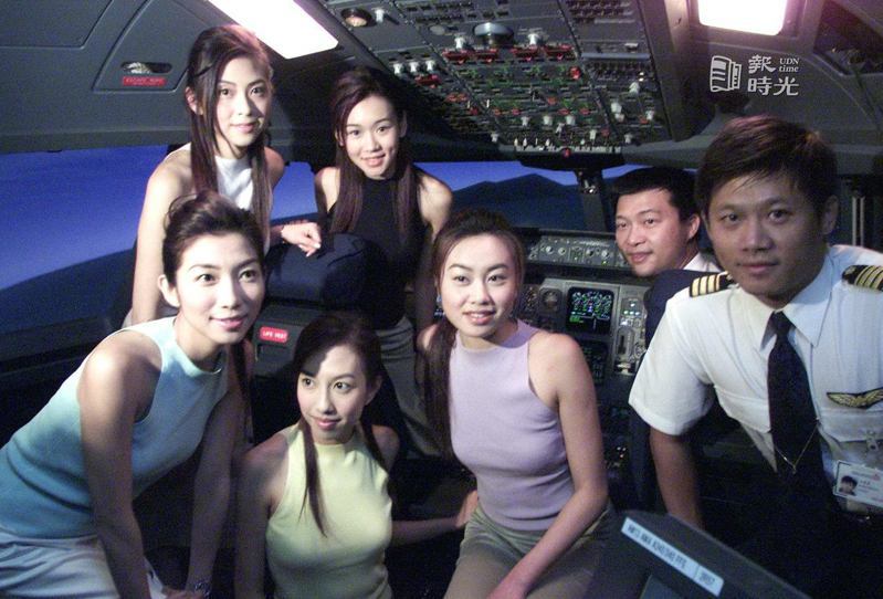 本屆香港小姐一行，昨天拜會華航，參觀各項設施，並在機師的指導下，進入飛行模擬器實地操作，感受駕駛飛機的奇妙經驗。圖／聯合報系資料照（2001/08/30　林俊良攝影）