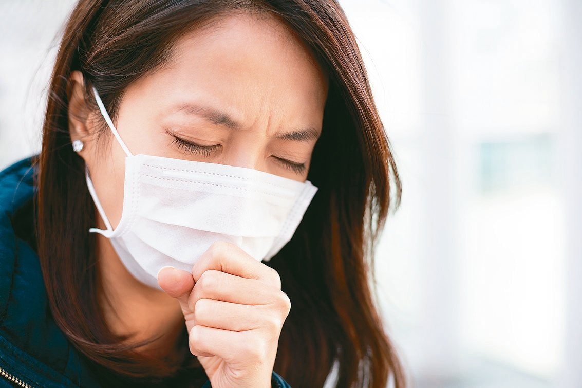 有肺病的人，可選擇一大早空氣較好時出門運動，戴口罩有助於減少較大顆粒性懸浮微粒空氣汙染物。圖片來源／123RF
