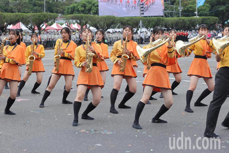 有「橘色惡魔」稱號的日本京都橘高校吹奏部，去年應邀參與中華民國國慶大會演出，學生們全程臉上掛著燦爛的笑容。記者許正宏／攝影