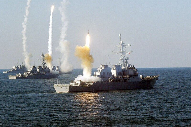 美軍艦隊在演習中齊射標準二型飛彈，除最左一艘是提康德洛加級，另三艘都是勃克級。圖／美國海軍檔案照