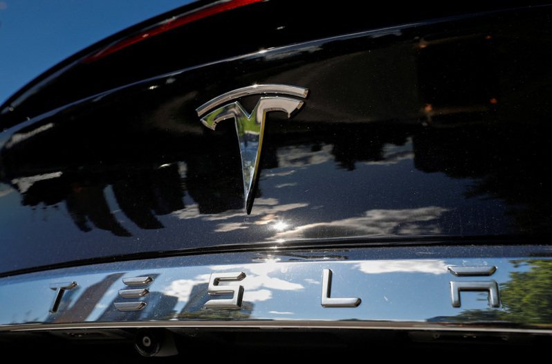 特斯拉（Tesla）18日加入通用、福特汽車對擴大汽車製造產能持審慎態度的行列，理由是經濟不確定性，而且對需求減緩感到擔憂。路透