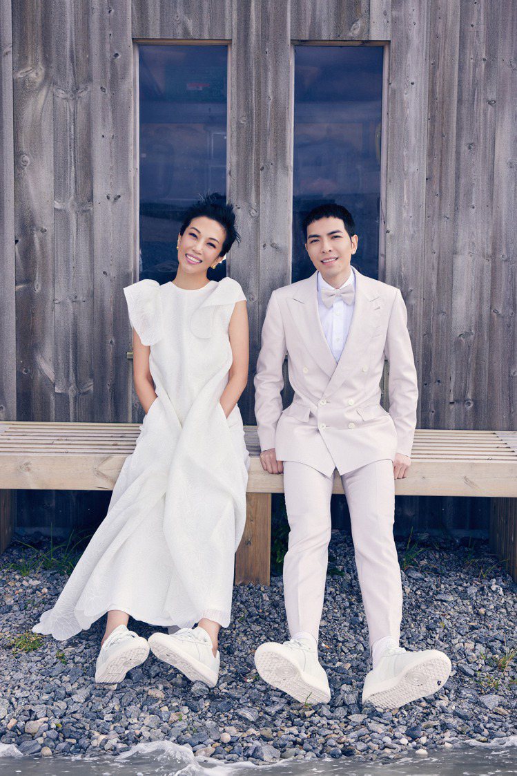 蕭敬騰(右)跟Summer同步釋出婚紗照。圖／喜鵲娛樂提供