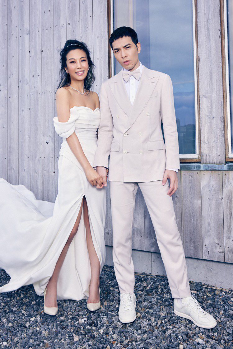 Summer(左)穿著高衩白紗，跟蕭敬騰甜蜜拍攝婚紗照。圖／喜鵲娛樂提供