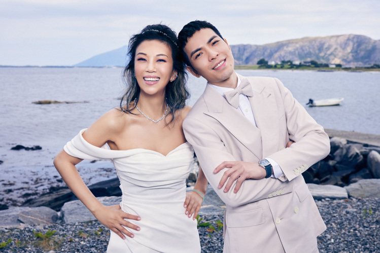 蕭敬騰(右)跟交往16年的經紀人Summer宣布結婚。圖／喜鵲娛樂提供