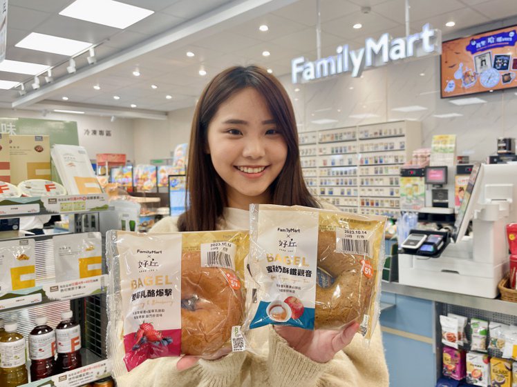 全家便利商店首度攜手貝果第一品牌「好丘Good Cho’s」，推出2款風味質感俱佳聯名新品「蜜蘋奶酥鐵觀音貝果」與「雙莓乳酪爆擊貝果」。圖／全家便利商店提供