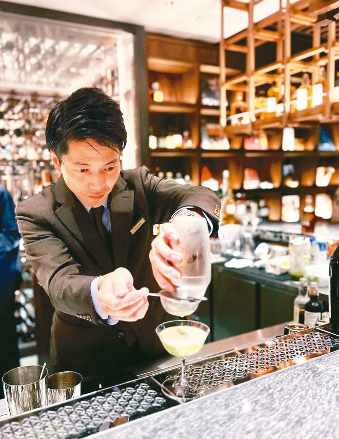時髦酒館「電京都」DEN KYOTO是喜歡小喝兩杯的賓客，夜裡的好去處。 圖／陳...