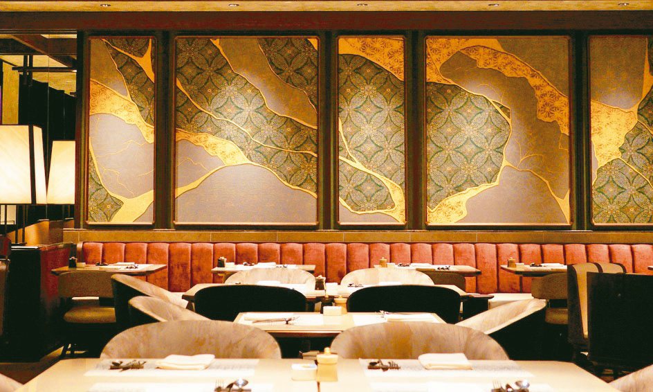 泰式餐廳裡有著日本傳統特殊金繼、又稱「金繕」的擺飾，是「泰魂日髓」的體現。 圖／...