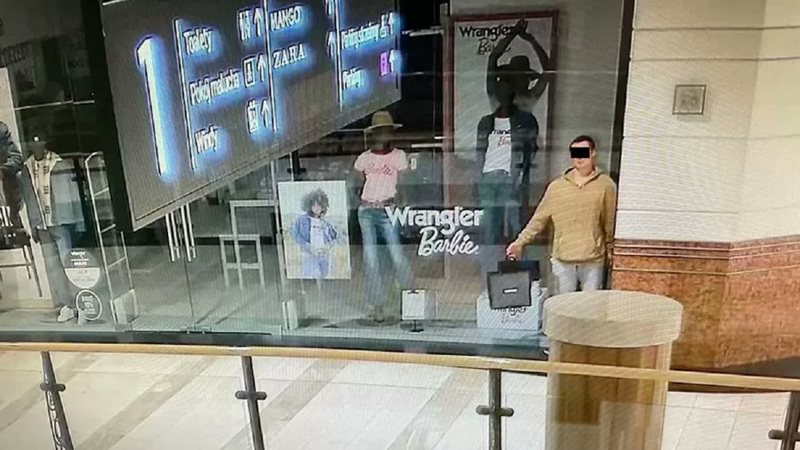 波蘭一名22歲男子被控站在首都華沙一家購物中心的店鋪櫥窗裡假扮「人體模型」，好在商家關門打烊後偷竊珠寶，現在面臨最高10年有期徒刑。照片翻攝：X / The Legal SA