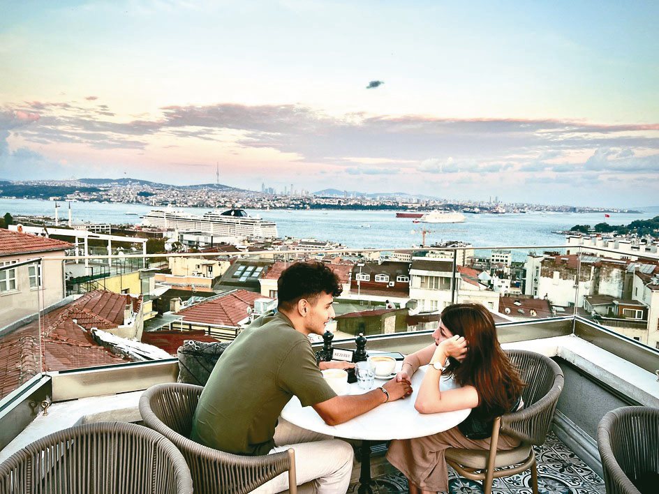 約會用餐眺望博斯普魯斯海峽，這兩位土耳其情侶很愜意。 圖／陳志光、游慧君
