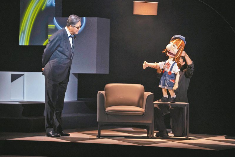 舞台劇「謝謝大家收看」監製及主演的王偉忠（左）表示，劇中提到台灣的電視圈文化，有綜藝、有戲劇，保證精彩。圖／金星文創提供