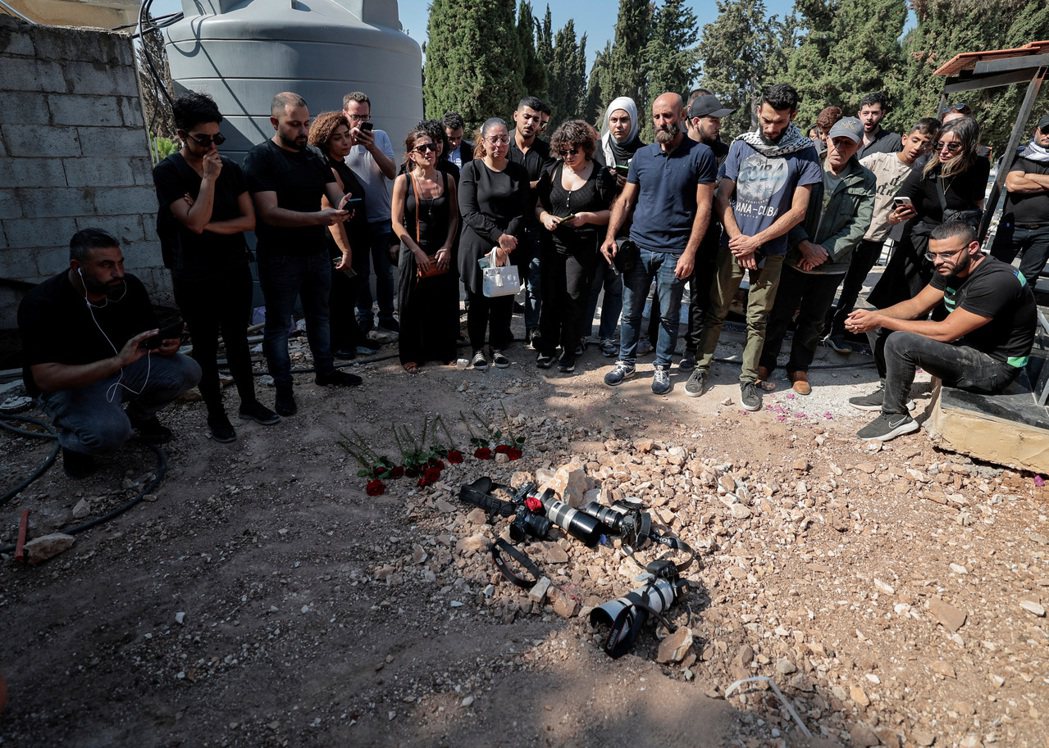 阿布杜拉被安葬於家鄉黎巴嫩的希亞姆（Khiam），新聞同業們將相機放在墓上悼念他...