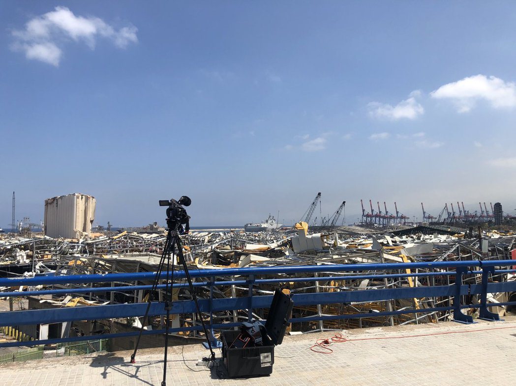 阿布杜拉拍攝貝魯特港口的工作器材。　  圖／Twitter 　