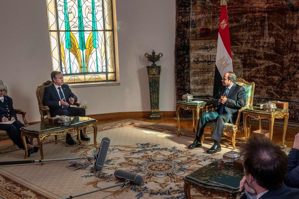 埃及總統塞西（右）10月15日與美國國務卿布林肯（左）於開羅會面、討論加薩過境點...