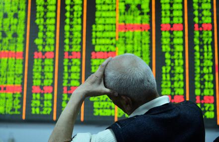 中國大陸股市在內外擔憂下弱勢難改。新華社