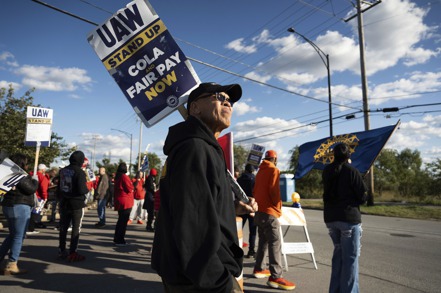 UAW自9月15日發起美國汽車罷工，讓三大車廠頭痛不已。 美聯社