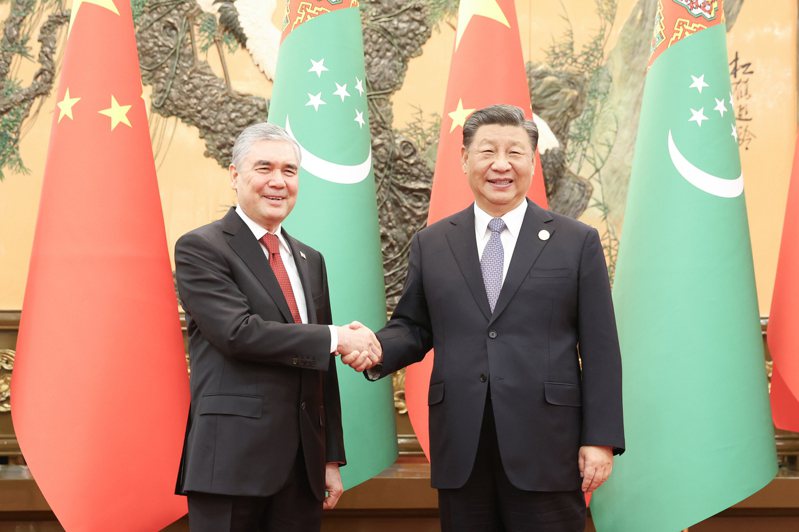 中國國家主席習近平19日上午在北京人民大會堂會見來土庫曼斯坦民族領袖、人民委員會主席別爾德穆哈梅多夫。   中新社