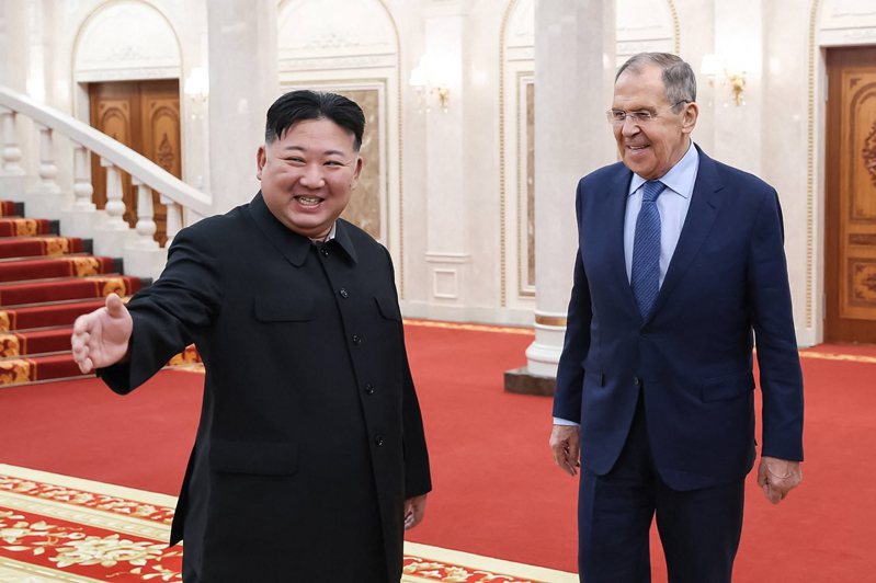 北韓領導人金正恩（左）接見俄羅斯外交部長拉夫洛夫（右）。法新社