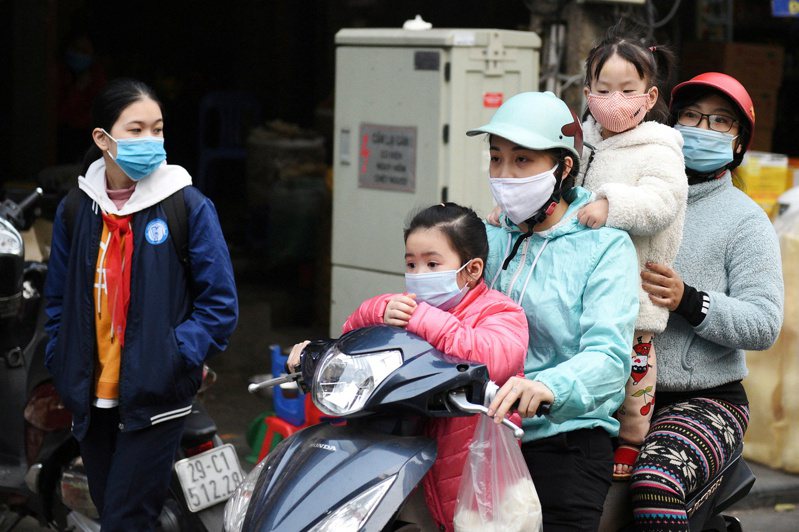 越南從今天起正式將新冠肺炎降為與流感同級的B類傳染病。路透社