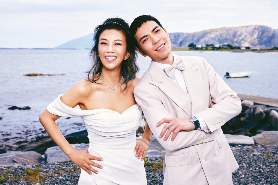 蕭敬騰(右)跟交往16年的Summer在挪威拍婚紗照，昨登記結婚。圖／喜鵲娛樂提供