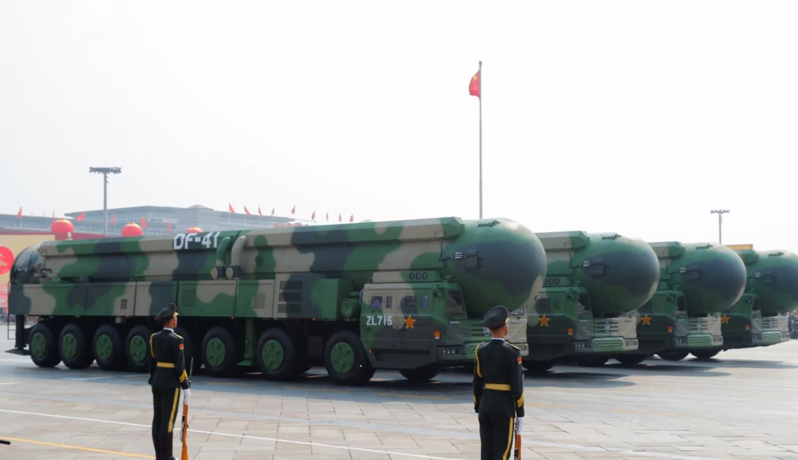 美報告指中國大幅擴充其核庫存，目前擁有約500枚可用於作戰的核彈頭。圖為2019年中共國慶閱兵式上展示東風-41洲際戰略核子飛彈。路透資料照