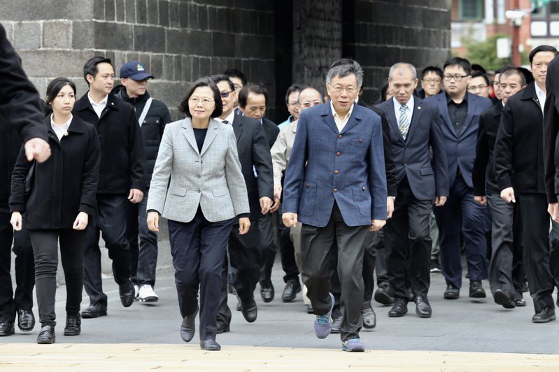 2018年，時任台北市長柯文哲（前右）與總統蔡英文（前左）到北門視察。 圖／聯合報系資料照