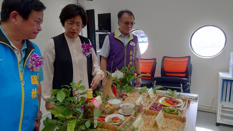 彰化縣長王惠美等人看今天二林國小央廚供應1600名學生的菜色。記者簡慧珍／攝影