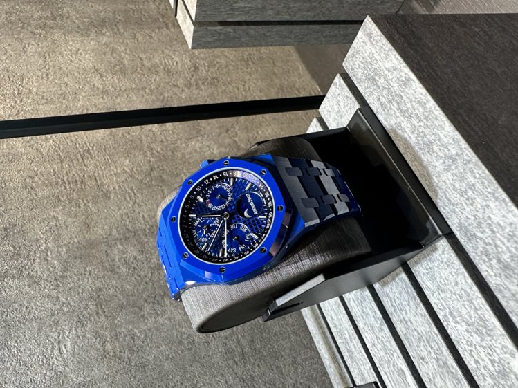 Royal Oak皇家橡樹系列藍色陶瓷萬年曆腕表，41毫米、全藍色陶瓷、5134自動上鍊萬年曆機芯，價格店洽。記者／釋俊哲攝影