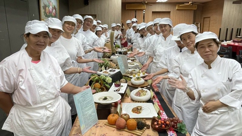 中華醫大銀髮料理培訓班結訓成果發表會，26學員合力製作25道銀髮美食料理秀成果。記者周宗禎／攝影