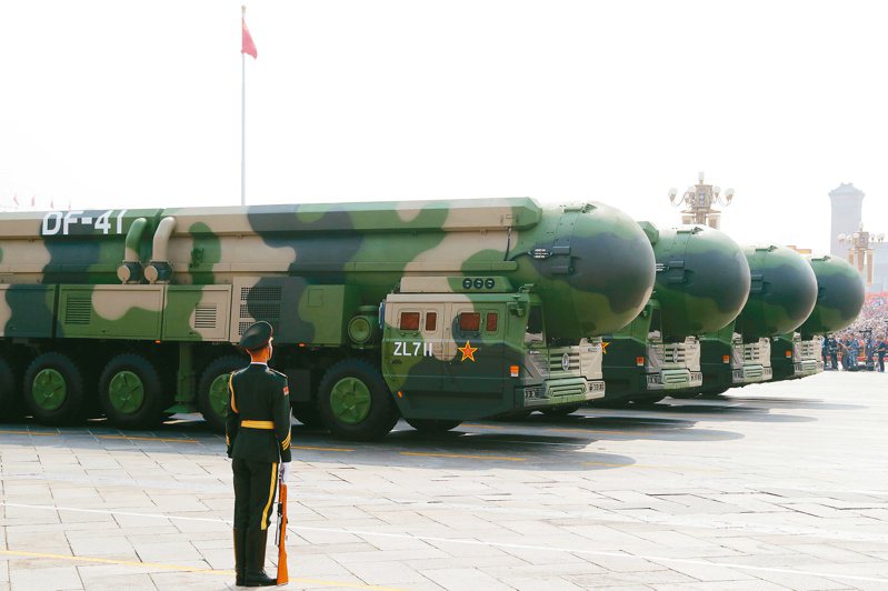 五角大廈指出，中國今年五月核彈頭數量已超過五百枚。圖為東風-41型洲際彈道飛彈。（路透）