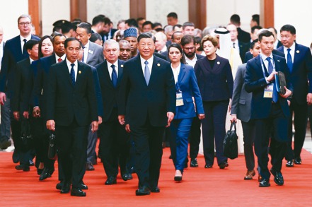 第三屆「一帶一路」國際合作高峰論壇近日在北京舉行，大陸國家主席習近平率與會的各國元首與代表入場。 新華社