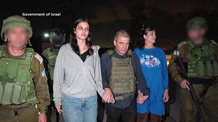 兩名美國人質獲釋，分別是朱迪斯．拉亞南（右二）和她17歲女兒納塔立．拉亞南（左二）。法新社
