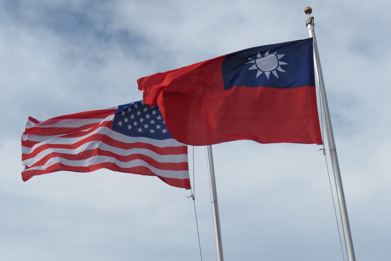 台灣即將舉行總統大選，各組候選人的態度，也左右著未來台美關係的發展。圖為美國與中華民國國旗。 圖／聯合報系資料照片