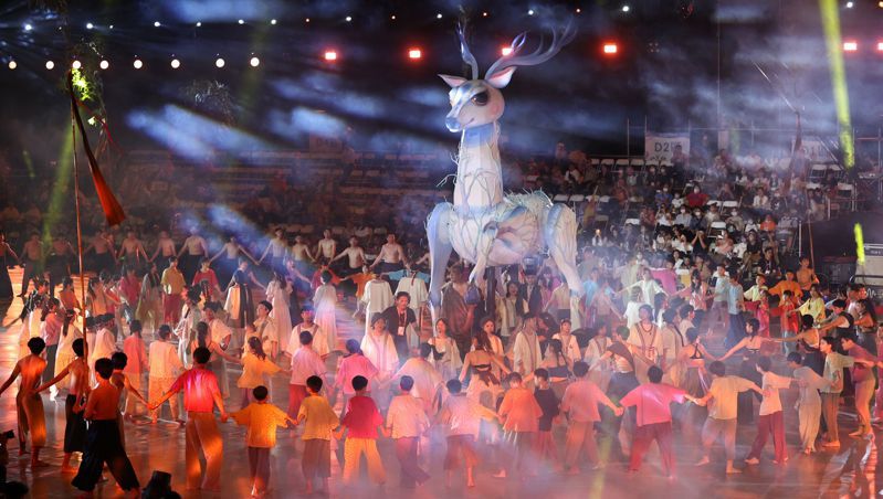 112年台南全運會今天開幕，高達6公尺的巨大神鹿成序幕表演焦點。記者侯永全／攝影