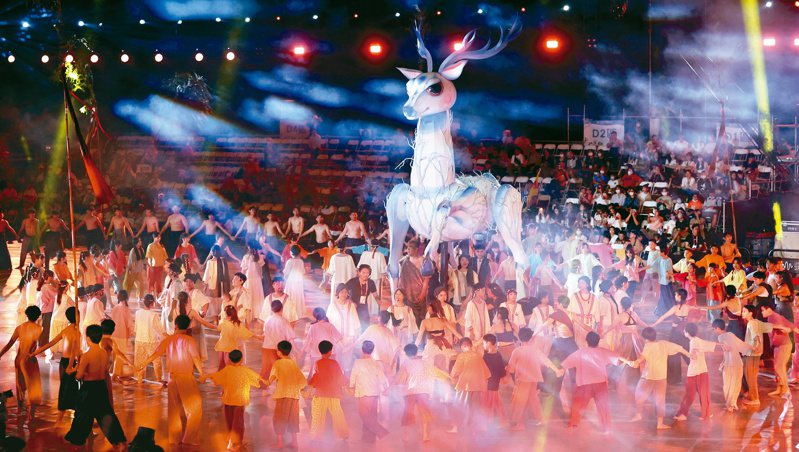 112年台南全運會昨天開幕，高達6公尺的巨大神鹿在「眾盛的大地．原生臺南」為主題的序幕表演中登場。記者侯永全／攝影