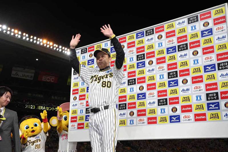 岡田彰布是現役最年長的監督，他上一次帶隊打日本一的紀錄並不光彩，這一次能否一雪前恥？ 擷圖自阪神虎球團官方推特