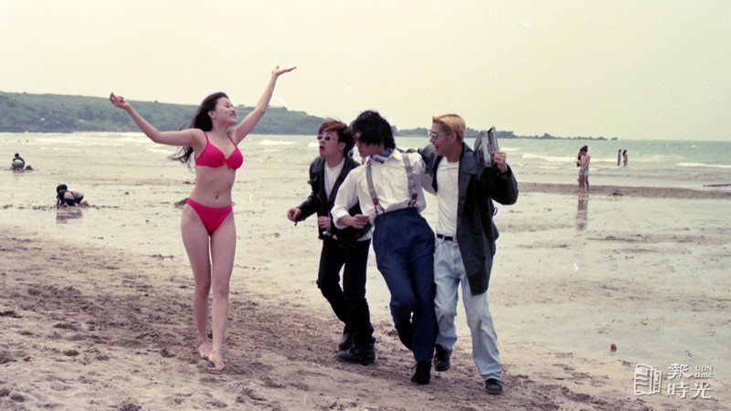 電影「泡妞王」（泡妞專家）劇組至白沙灣拍攝。圖為蘇有朋（左二起）、金城武、羅百吉。圖＼聯合報系資料照（1996-05-12 王宏光攝影）
