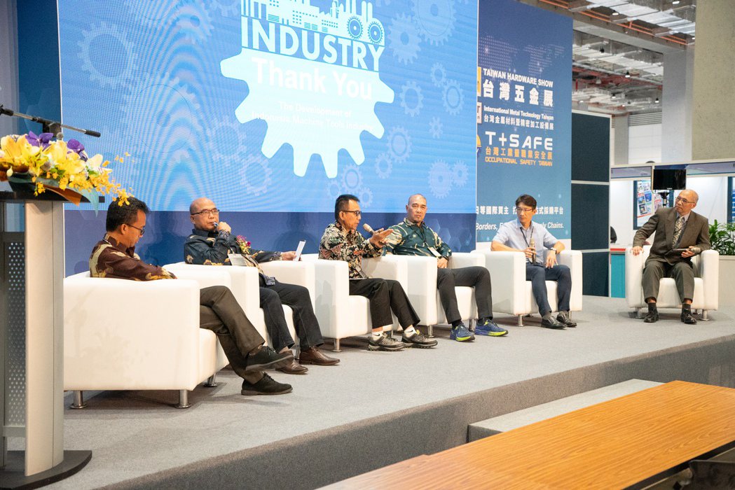 台灣鑄造品工業同業公會理事長林國偉(右二)與來訪的印尼金屬機械工業協會GAMMA...