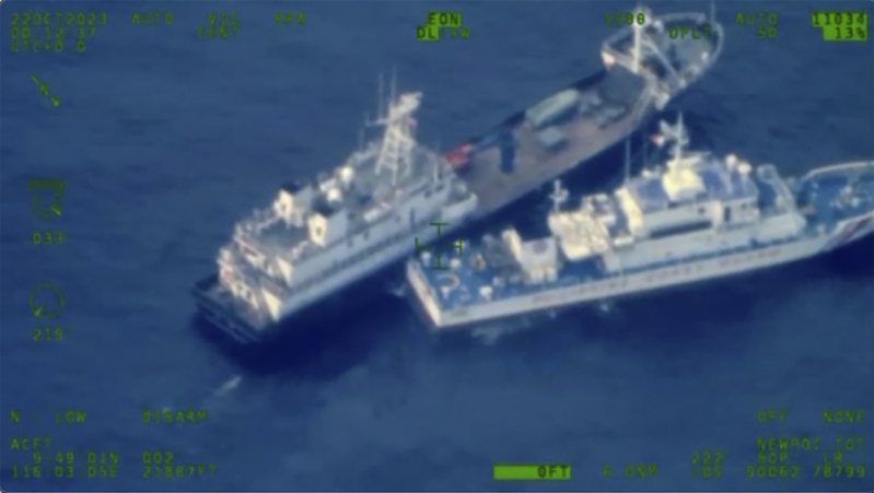 馬尼拉當局表示，中國海警船今天凌晨危險攔截前往仁愛暗沙補給的菲律賓民用船隻，導致兩船碰撞。圖為10月22日，一艘中國民兵船頂級船和菲律賓海岸警衛隊船BRP Cabra接近有爭議的南海仁愛暗沙。美聯社
