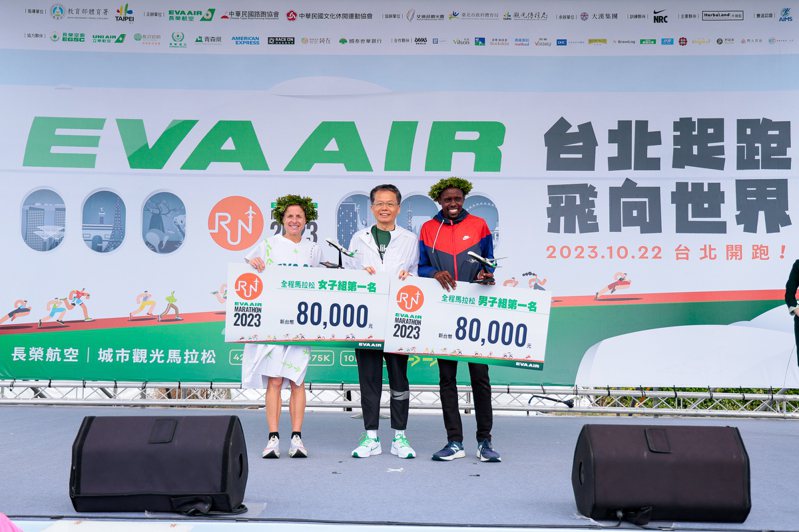 長榮航空總經理孫嘉明(中)親自將獎金及飛機模型頒予全程馬拉松男、女組冠軍肯亞的David及澳洲的Fien。長榮航空提供