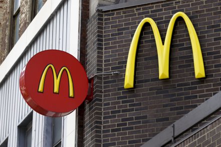 麥當勞的以色列加盟店宣布免費供應以軍餐點，引發中東地區消費者抵制聲浪，鄰國加盟店火速切割，避免再被砸店。美聯社