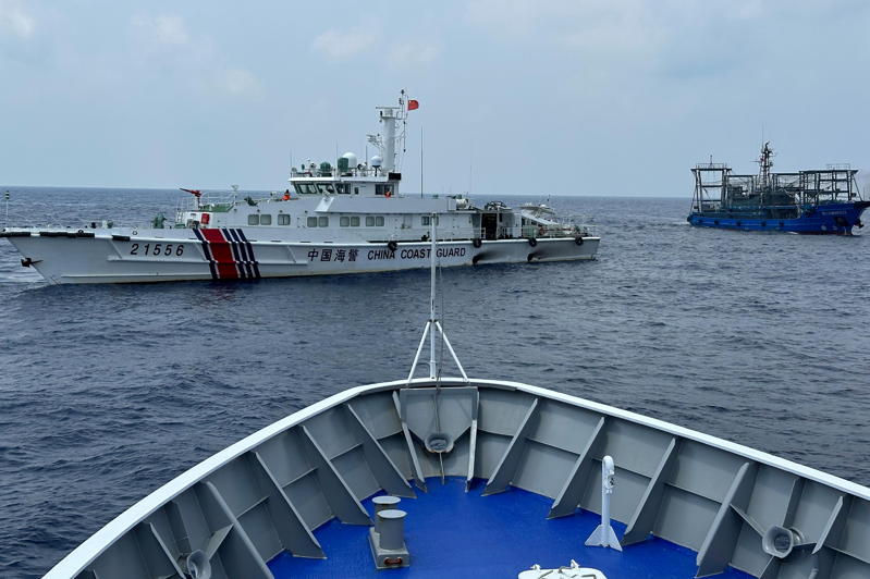 中菲南海爭端持續升高，22日傳出雙方船隻在仁愛礁外發生輕微擦碰。圖為本月4日，中菲船隻在仁愛礁附近海域對峙景象。（美聯社）