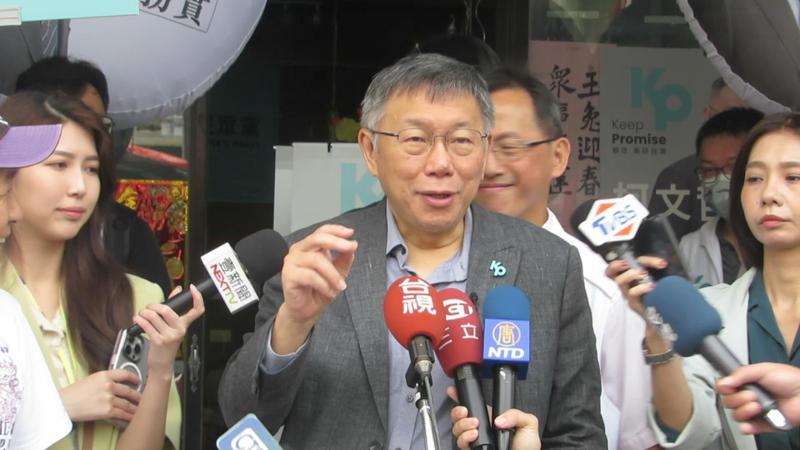 台灣民眾黨總統參選人柯文哲今天受訪，抨擊民進黨在深澳電廠案，為一個人改變國家政策。記者范榮達／攝影