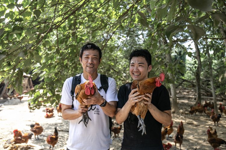 竹田英人（左）與「fumée」駐店日籍主廚苙春介，親赴彰化「古早雞」休閒農場參訪。圖／MMHG集團提供。