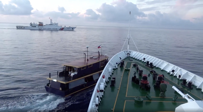 中菲22日在南海仁愛礁發生船隻碰撞事件，大陸海警公布影片，指控菲國船隻「以危險方式、接近中方船隻導致擦碰。圖／截自中國海警影片