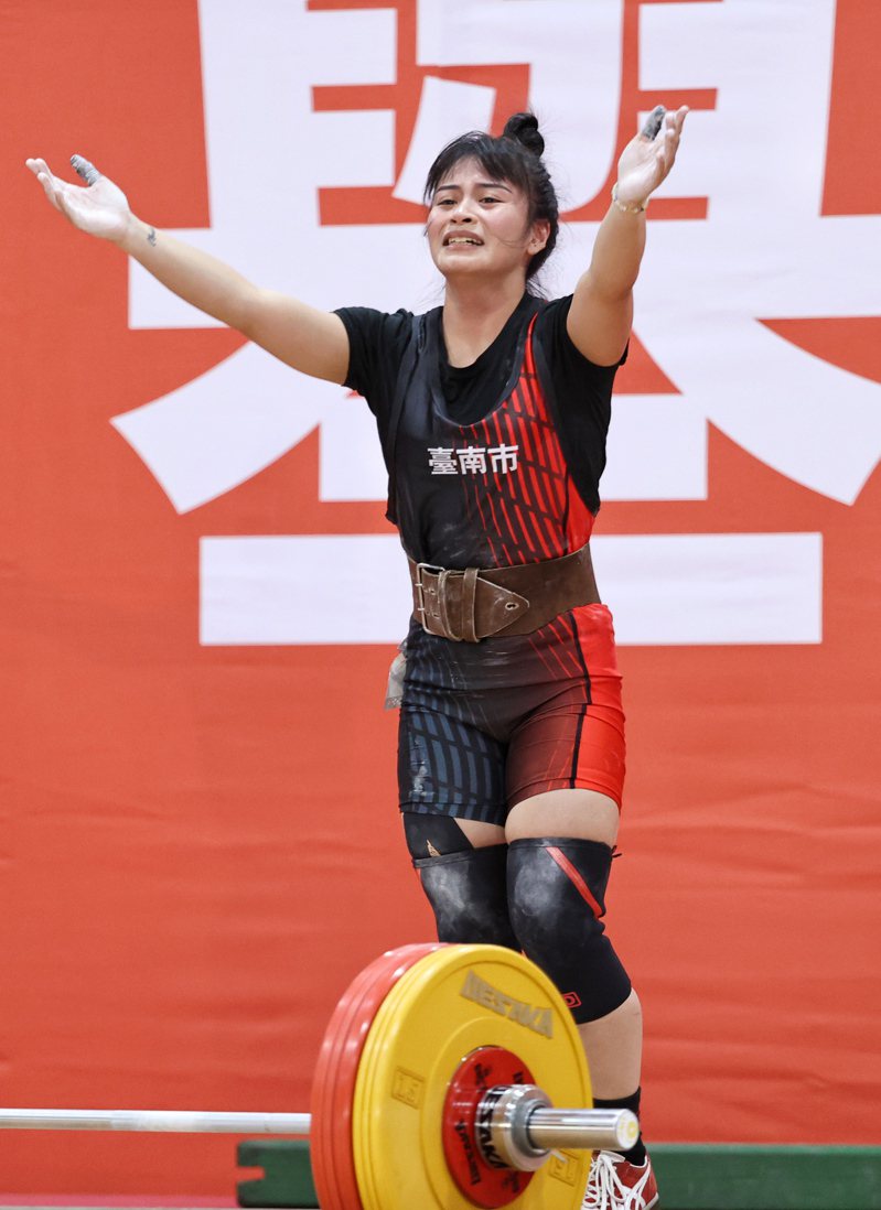 「舉重精靈」方莞靈今天在台南全運會女子舉重49公斤級比賽中，以總和187公斤的破全國紀錄，為地主摘下一面金牌，隨即向觀眾放送飛吻。記者侯永全／攝影