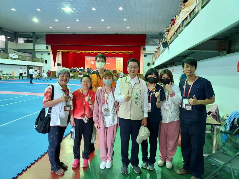 台南市登革熱防治中心主任蘇世斌（右四）今到全運會競賽場館了解防蚊措施及急救站的運作。圖／南市衛生局提供