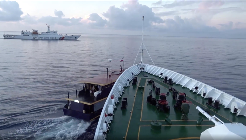 菲律賓今天稱中國為「侵略者」，指控中國加劇南海的緊張情勢，並導致馬尼拉船隻在補給任務中遭遇碰撞、受損。菲律賓國防部長也稱中國「蓄意」撞擊馬尼拉船隻。圖／截自《中國海警》微信公眾號影片
