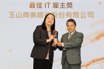 行政院數位發展部部長唐鳳（左）頒發「最佳IT雇主獎」，由玉山銀行資訊長謝萬禮（右）代表受獎。
玉山銀行／提供