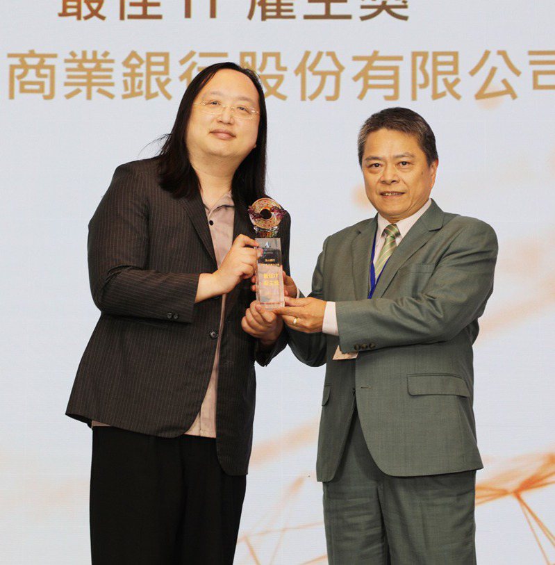 行政院數位發展部部長唐鳳（左）頒發「最佳IT雇主獎」，由玉山銀行資訊長謝萬禮（右）代表受獎。
玉山銀行／提供