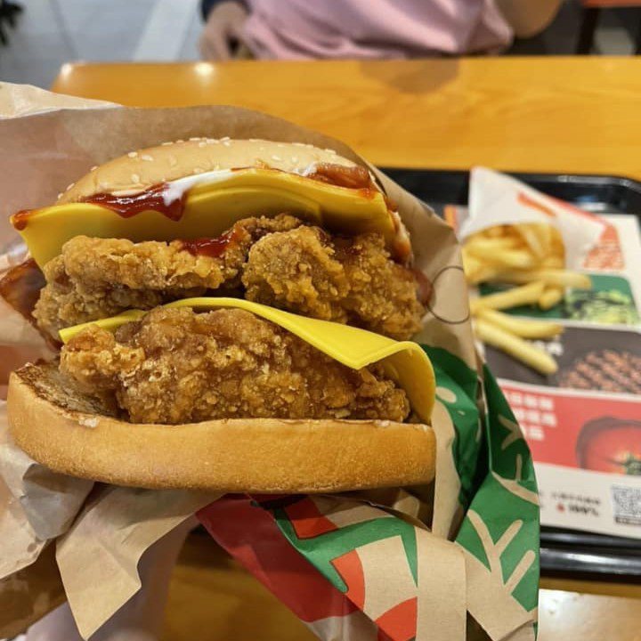 網友吃了「國王大雞堡」分享，沒那個胃真的不要輕易挑戰，雙層的超巨大。圖／摘自漢堡王台灣粉絲頁(網友陳佳妏)